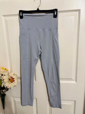 8 Women's Performance Leggings Size Medium